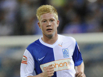 邓涵文因经济保障和新东家前景决定离开武汉三镇，加盟云南玉昆，成为球队核心球员。