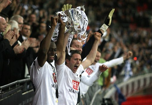 FM26逆天Bug，外场球员“闪现”至门前挡出对方主罚的点球