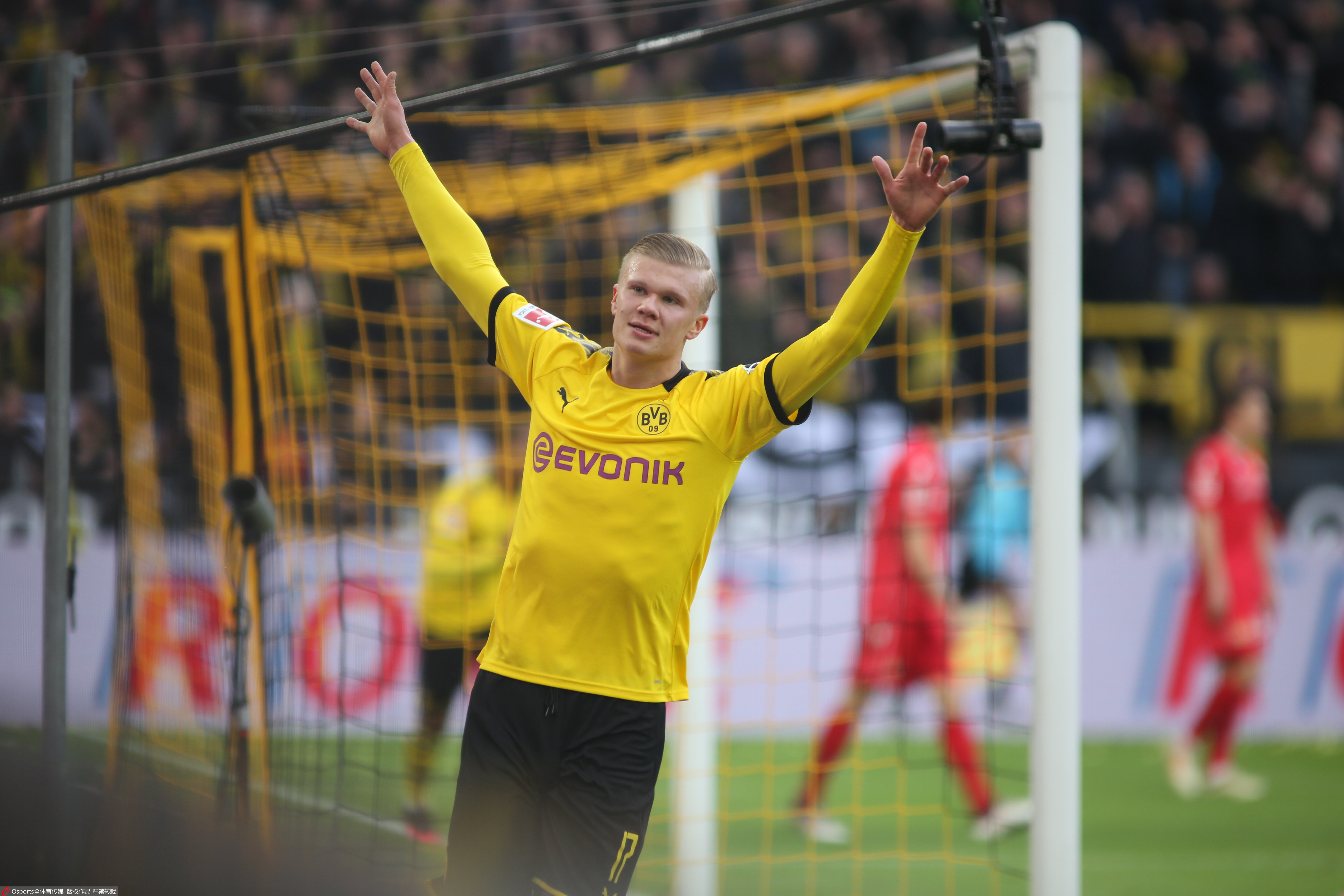 热搜第一！#泰勒斯威夫特官宣订婚 ，男方是知名橄榄球球星