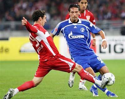 热刺抵达韩国受到热烈欢迎，有球迷在与麦迪逊合影时激动流泪