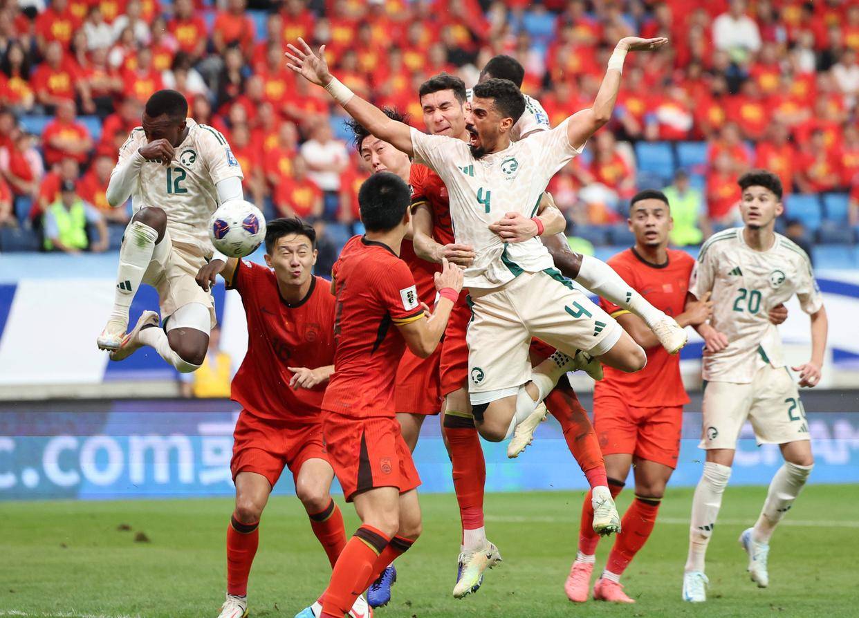 打进个人赛季德甲首球，丘库埃梅卡当选多特客战汉堡全场最佳（丘库埃梅卡收获赛季德甲首球，获评多特客场对阵汉堡全场最佳）